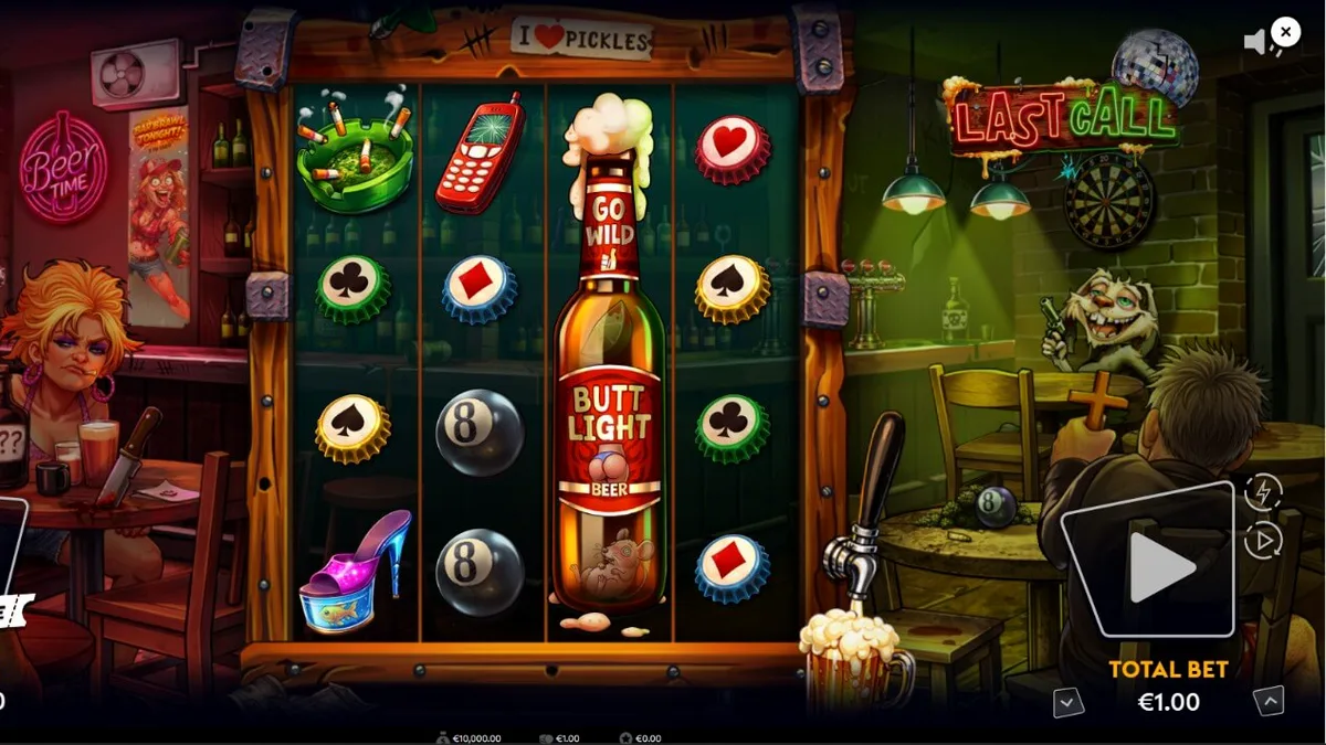 Tampilan visual slot Last Call dengan tema bar gurun yang kumuh dan penuh neon